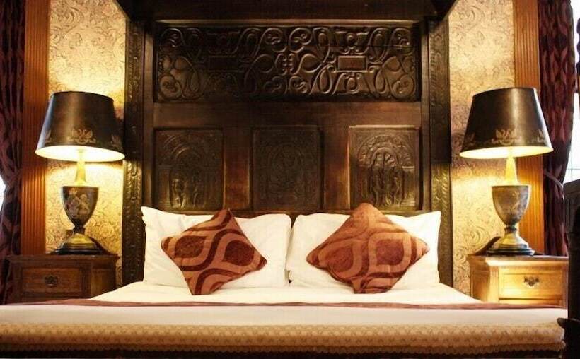 غرفة قياسية, Otterburn Castle