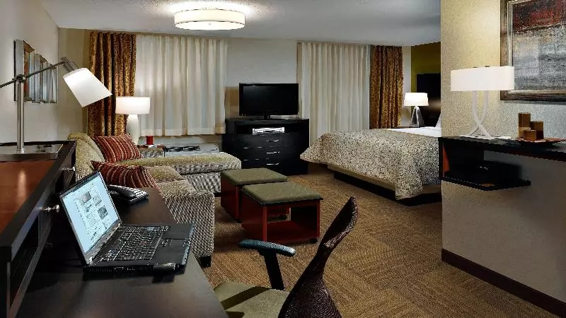 キングサイドベッドのスタンダードワンルーム, Staybridge Suites Dearborn, An Ihg