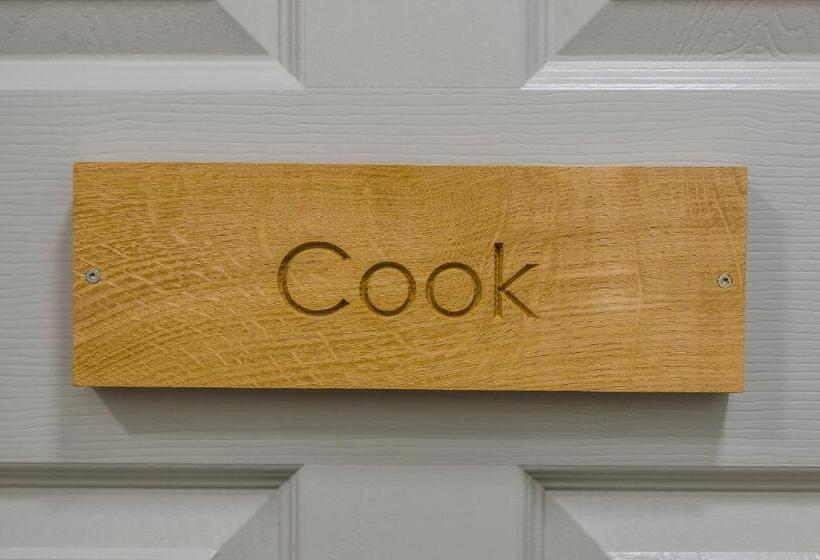 高级大房间, The Rodney