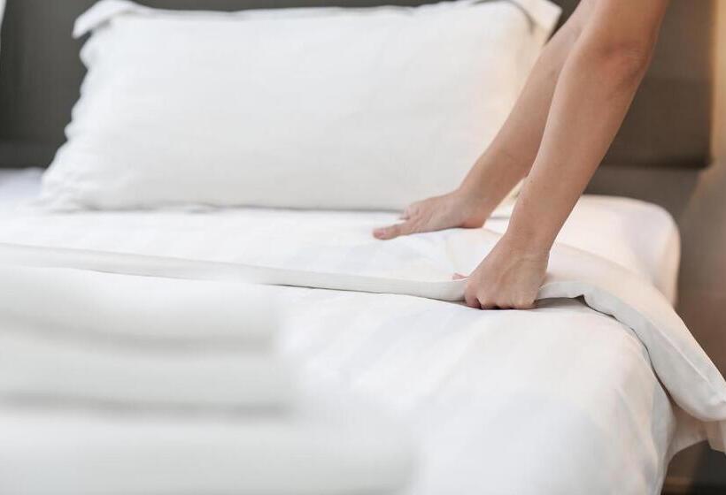 带大床的标准间, The Rodney