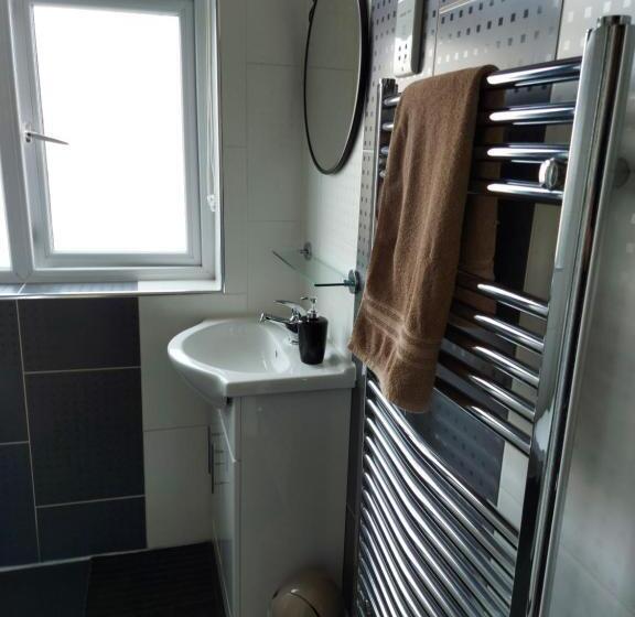 バス共有のスタンダードルーム, Apple House Wembley