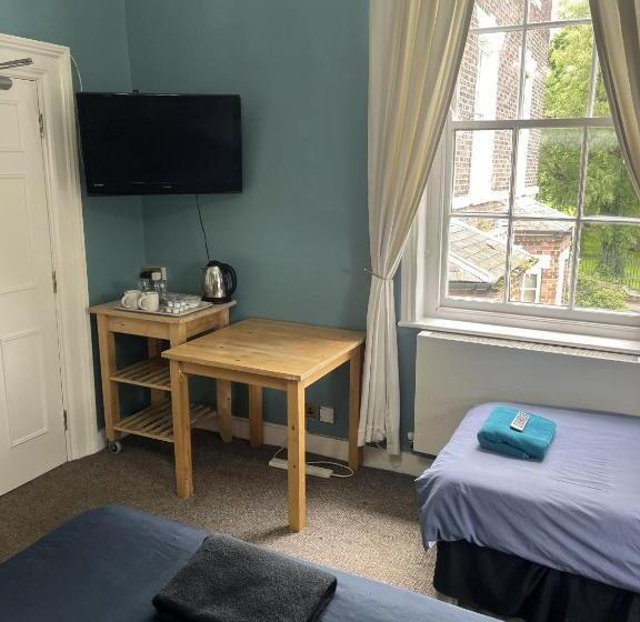 Семейный Номер Вид на Сад, Beverley Budget Inn