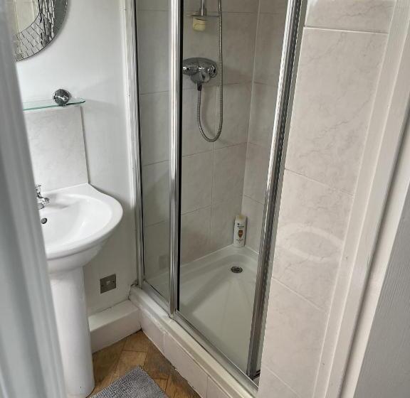 غرفة عائلية مطلّة علي الحديقة, Beverley Budget Inn