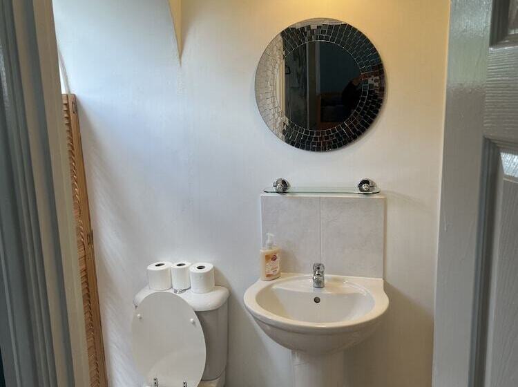 غرفة عائلية مطلّة علي الحديقة, Beverley Budget Inn