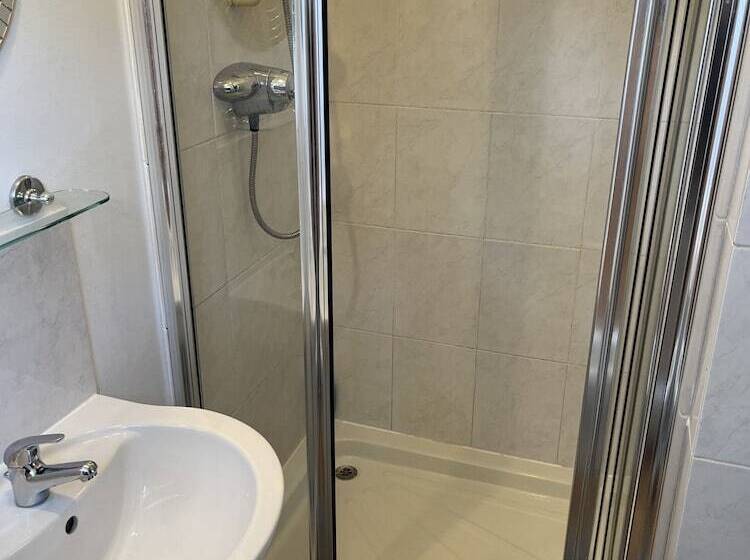 غرفة عائلية مطلّة علي الحديقة, Beverley Budget Inn