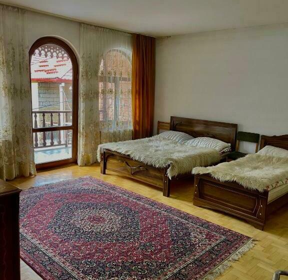 اتاق استاندارد سه تخته با بالکن, Borjomi Guest House
