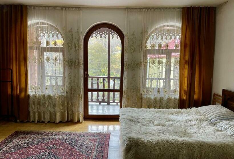 اتاق استاندارد سه تخته با بالکن, Borjomi Guest House