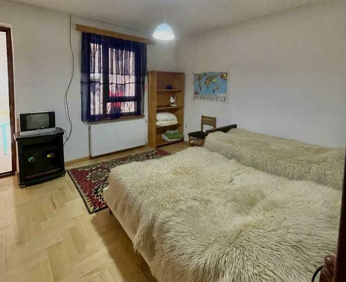 اتاق استاندارد سه تخته با بالکن, Borjomi Guest House