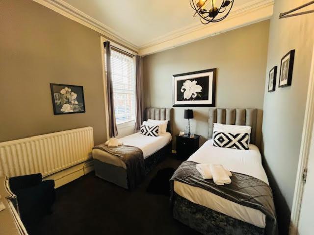 经济房, Horn And Trumpet