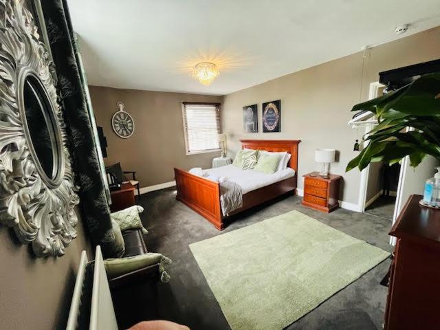 带大床的豪华间, Horn And Trumpet