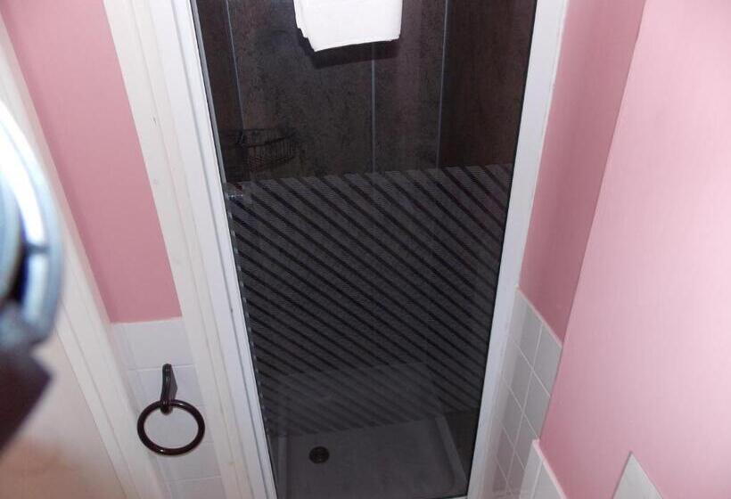 اتاق لوکس با تخت بزرگ, The Darnley