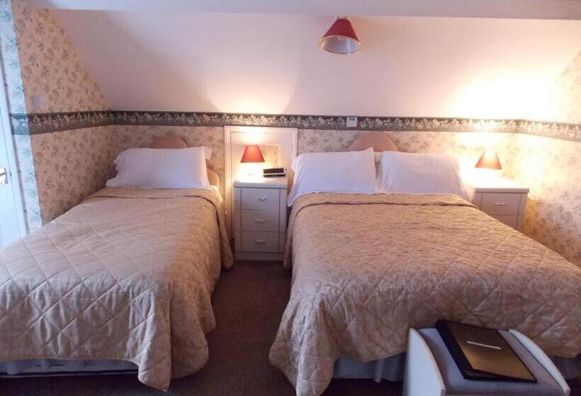 اتاق استاندارد سه نفره, The Darnley