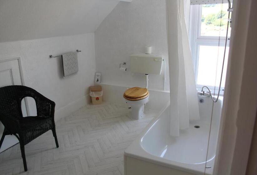 اتاق استاندارد چهار تخته, The Darnley