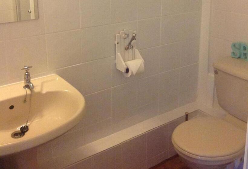 غرفة عائلية, The Safe Harbour