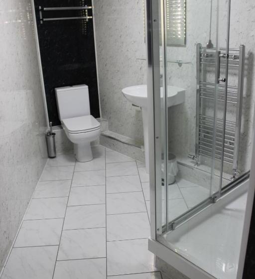 ファミリールーム, The Premier Lodge