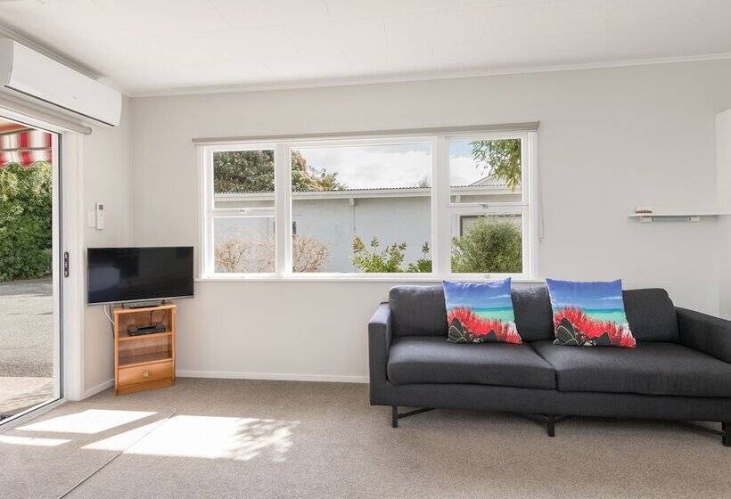 דירת חדר, Abbey Court Motel