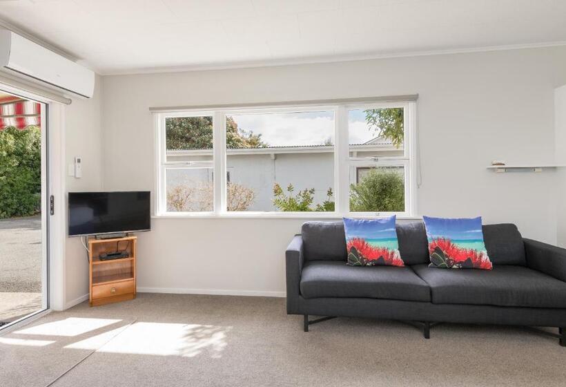 דירת חדר, Abbey Court Motel