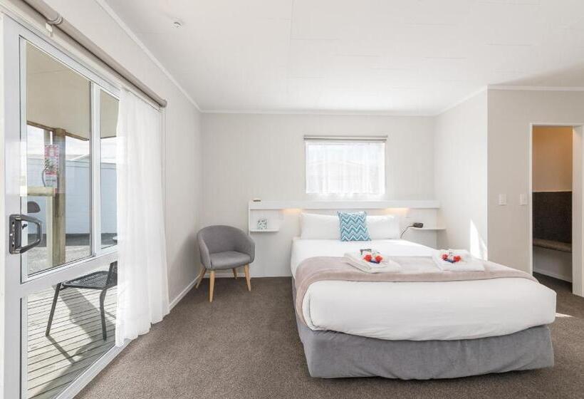 סטודיו סופריור, Abbey Court Motel