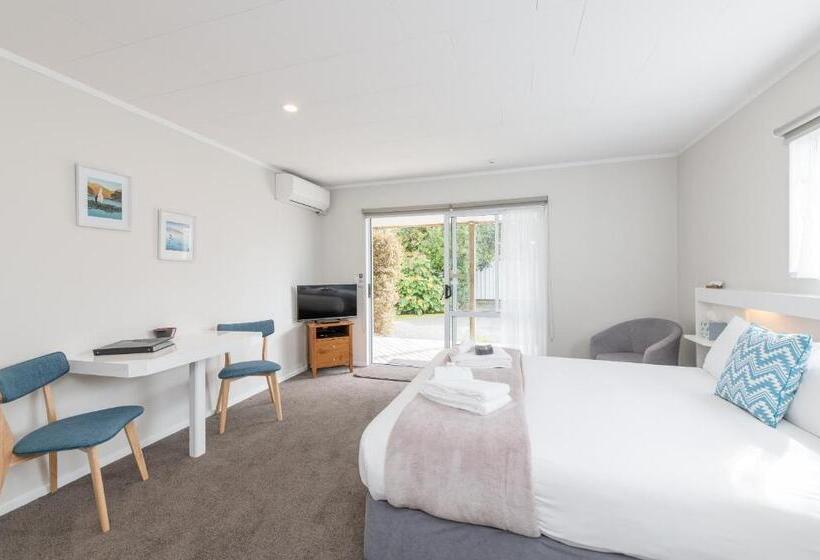 סטודיו סופריור, Abbey Court Motel