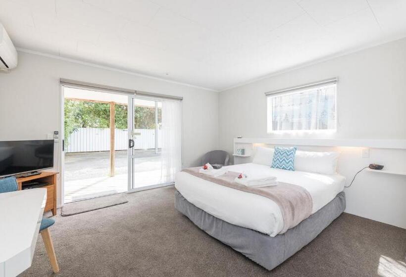 סטודיו סופריור, Abbey Court Motel