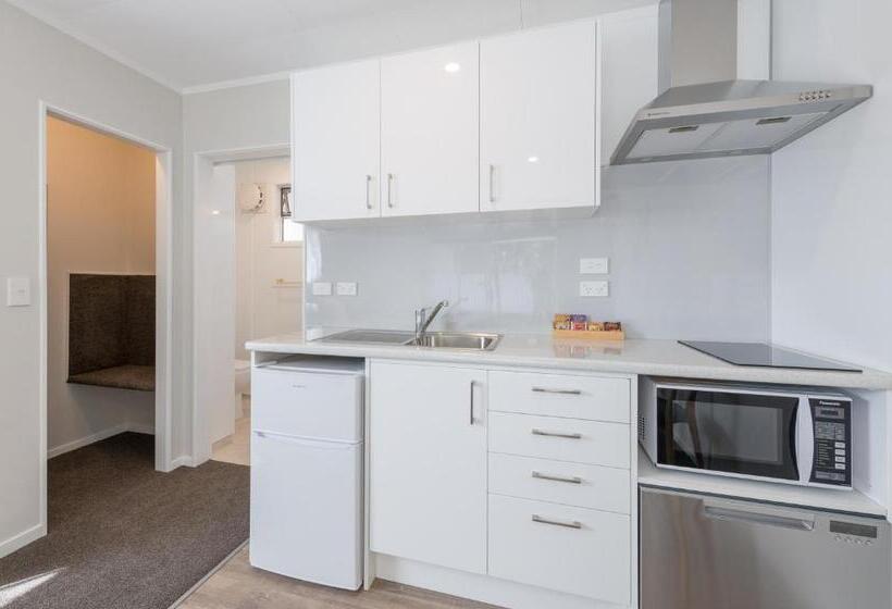 סטודיו סופריור, Abbey Court Motel