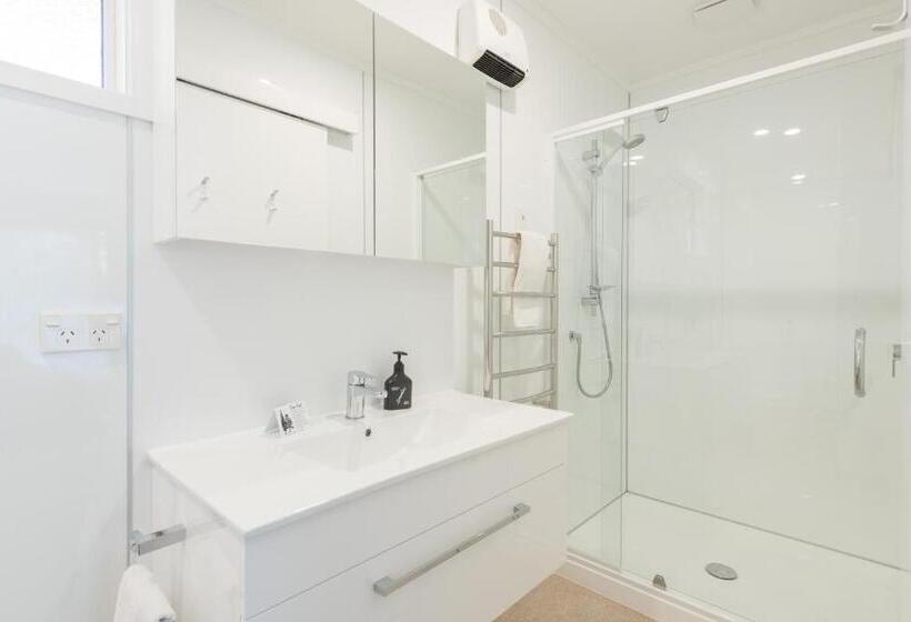 סטודיו סופריור, Abbey Court Motel