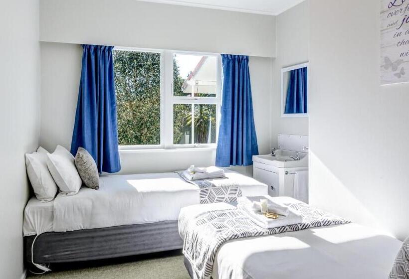 דירת 4 חדרים, Abbey Court Motel