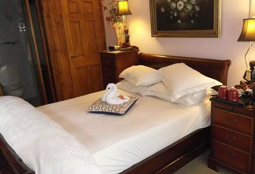 اتاق لوکس با وان آب گرم, Little Red Rooster Rest And Spa