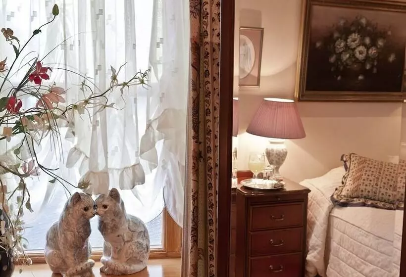 اتاق لوکس با وان آب گرم, Little Red Rooster Rest And Spa