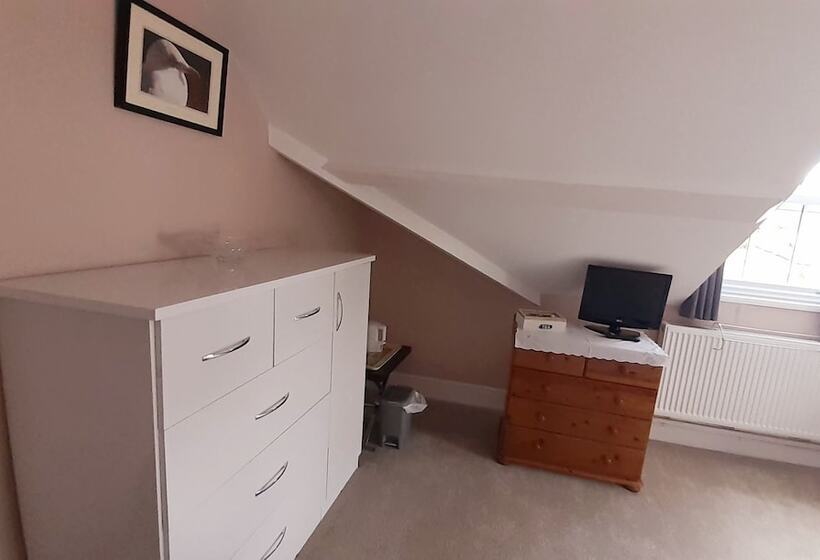 غرفة قياسية حمام مشترك, The Countryman