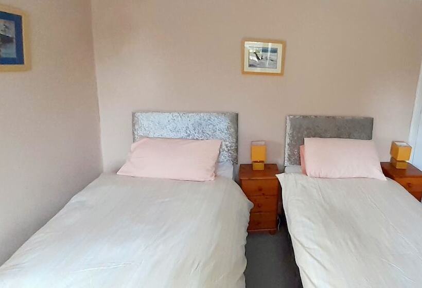 غرفة قياسية حمام مشترك, The Countryman