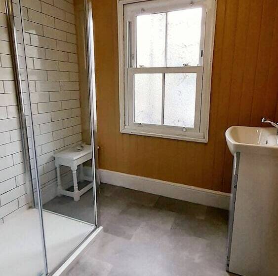 غرفة قياسية حمام مشترك, The Countryman