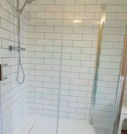 غرفة قياسية حمام مشترك, The Countryman