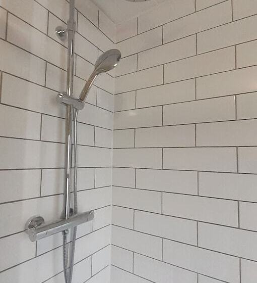 غرفة قياسية حمام مشترك, The Countryman