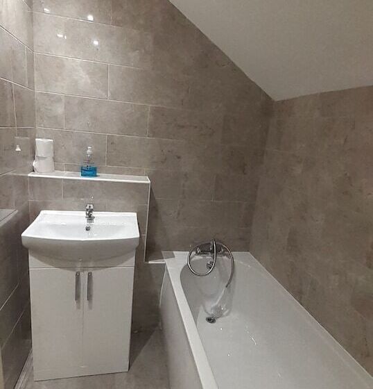 غرفة قياسية فردية حمام مشترك, The Countryman