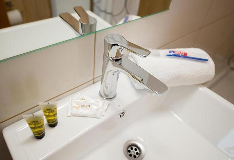 חדר דלוקס לשלושה, Olympion