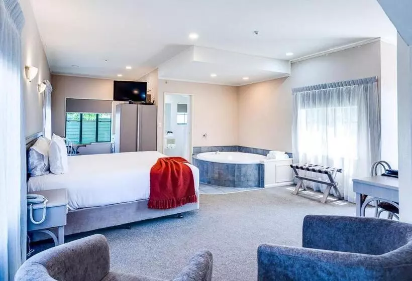 スタンダードスタジオ, Cumberland Court Motel