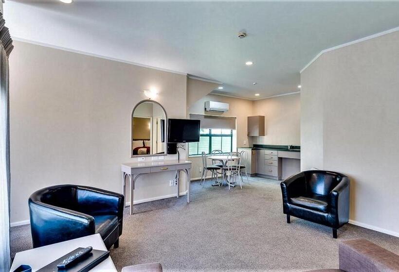 דירת משפחה, Cumberland Court Motel