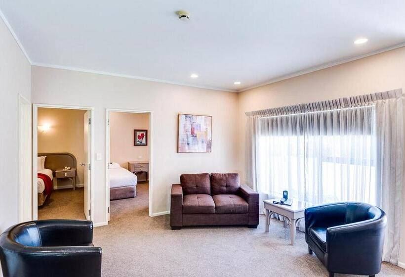 דירת משפחה, Cumberland Court Motel