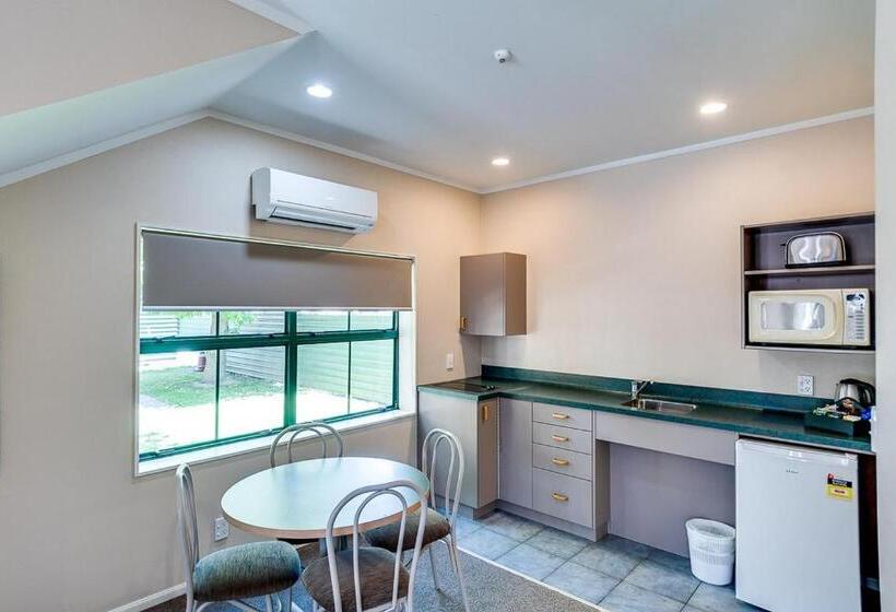 דירת משפחה, Cumberland Court Motel