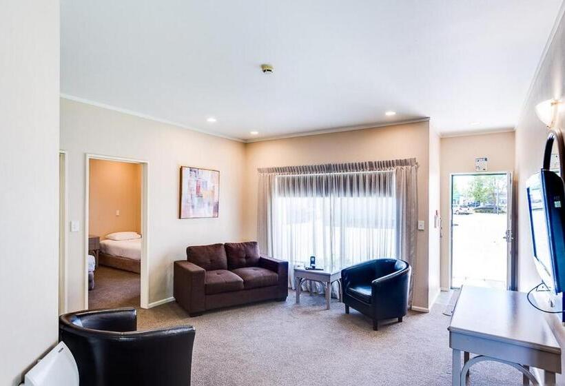 דירת משפחה, Cumberland Court Motel