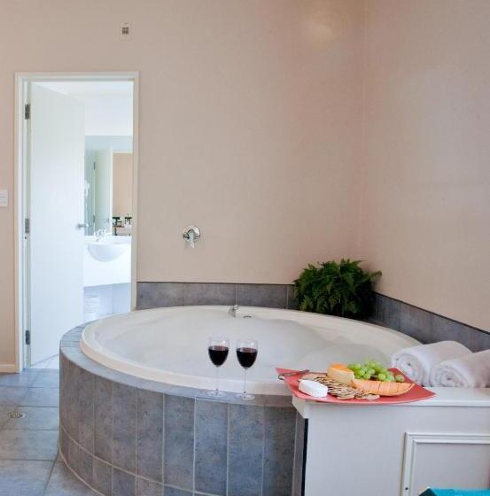 סטודיו דלוקס, Cumberland Court Motel