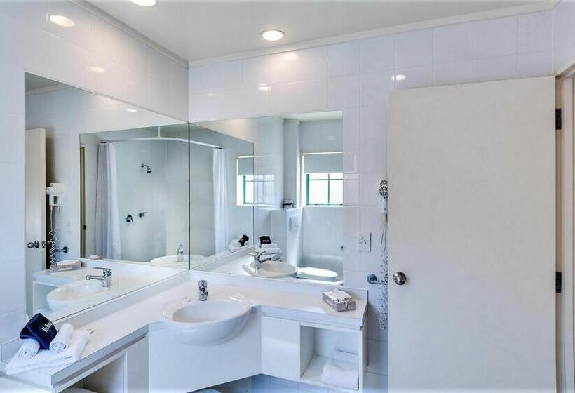 סטודיו דלוקס, Cumberland Court Motel