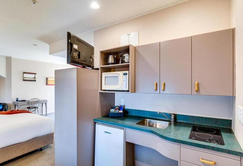 סטודיו דלוקס, Cumberland Court Motel