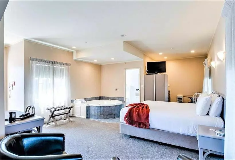 デラックススタジオ, Cumberland Court Motel