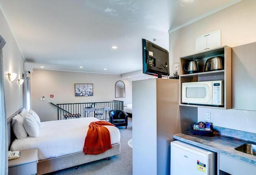 סטודיו דלוקס, Cumberland Court Motel