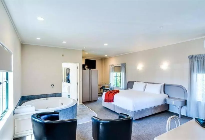 デラックススタジオ, Cumberland Court Motel