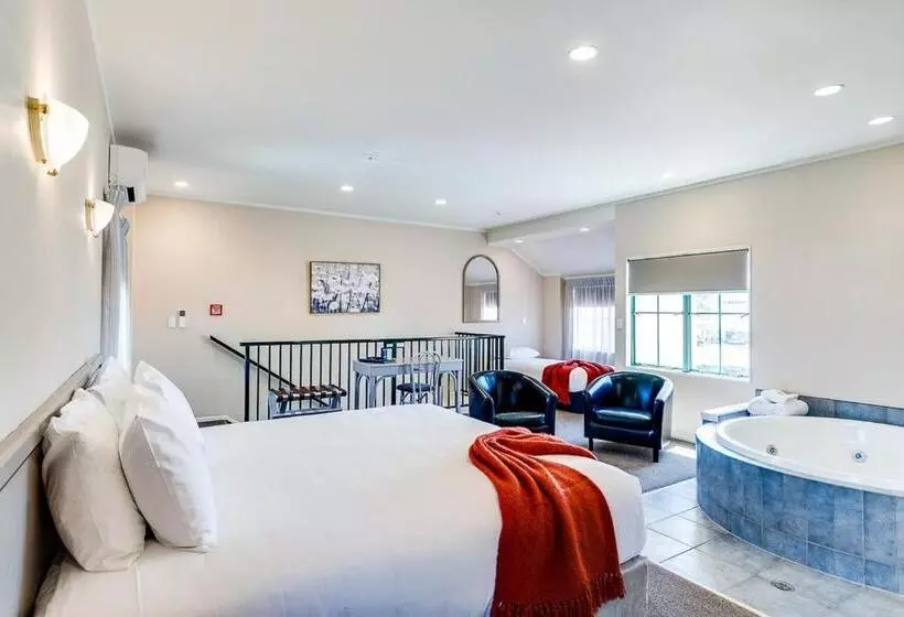 デラックススタジオ, Cumberland Court Motel