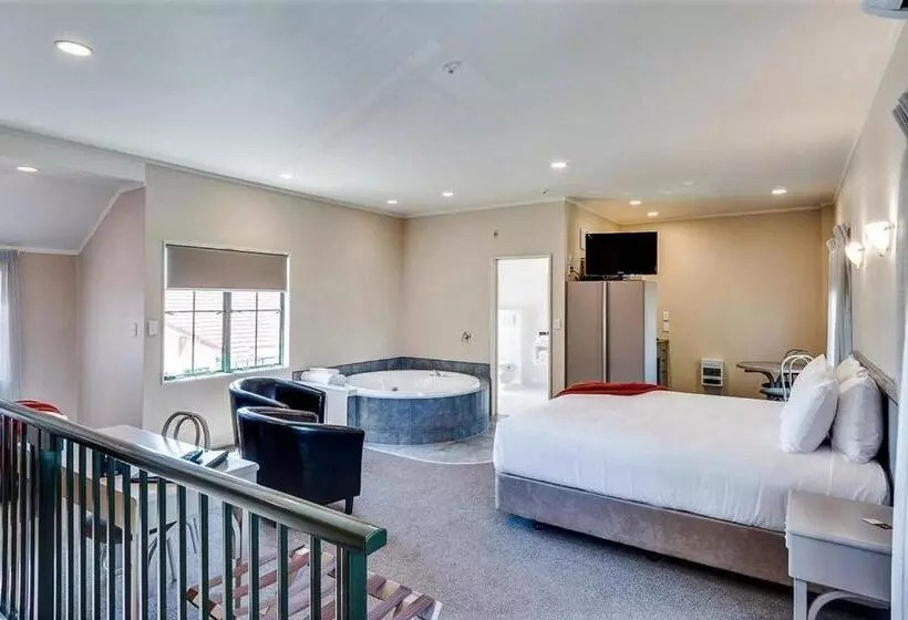 デラックススタジオ, Cumberland Court Motel