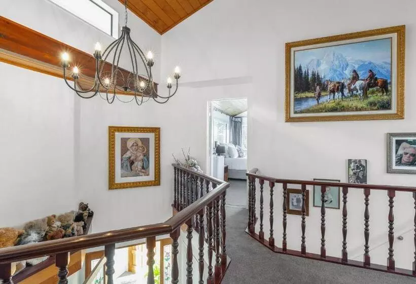 استودیوی لوکس, Balmoral Lodge